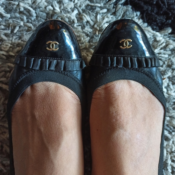 Chanel Ruffled Ballerina Flats Black w/ Gold Logo - Picture 1 of 8
